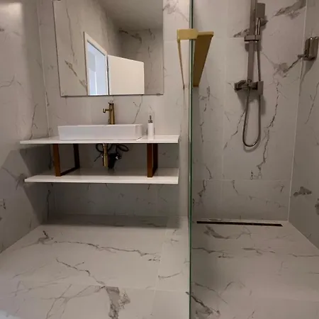 Semesterbostad Klimatizovany Apartmanovy Dom S Virivkou, 5b
