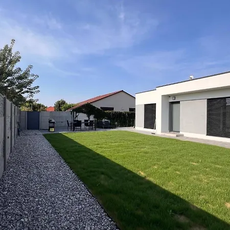 Prázdninový dům Klimatizovany Apartmanovy Dom S Virivkou, 5b Dunajska Luzna