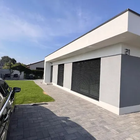 Klimatizovany Apartmanovy Dom S Virivkou, 5b Prázdninový dům