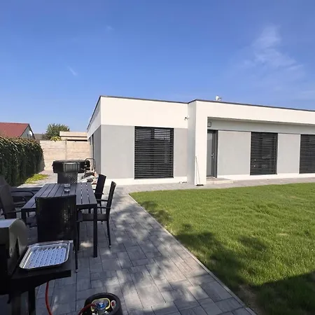 Klimatizovany Apartmanovy Dom S Virivkou, 5b Prázdninový dům